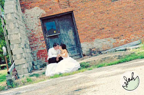 selahphoto-11 bride and groom kissing brick wall
