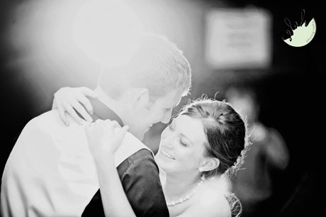photographer_photojournalistic_style015 bride and groom dancing together