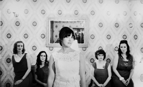 art_wedding_photographer012 artistic photograph with bridesmaids